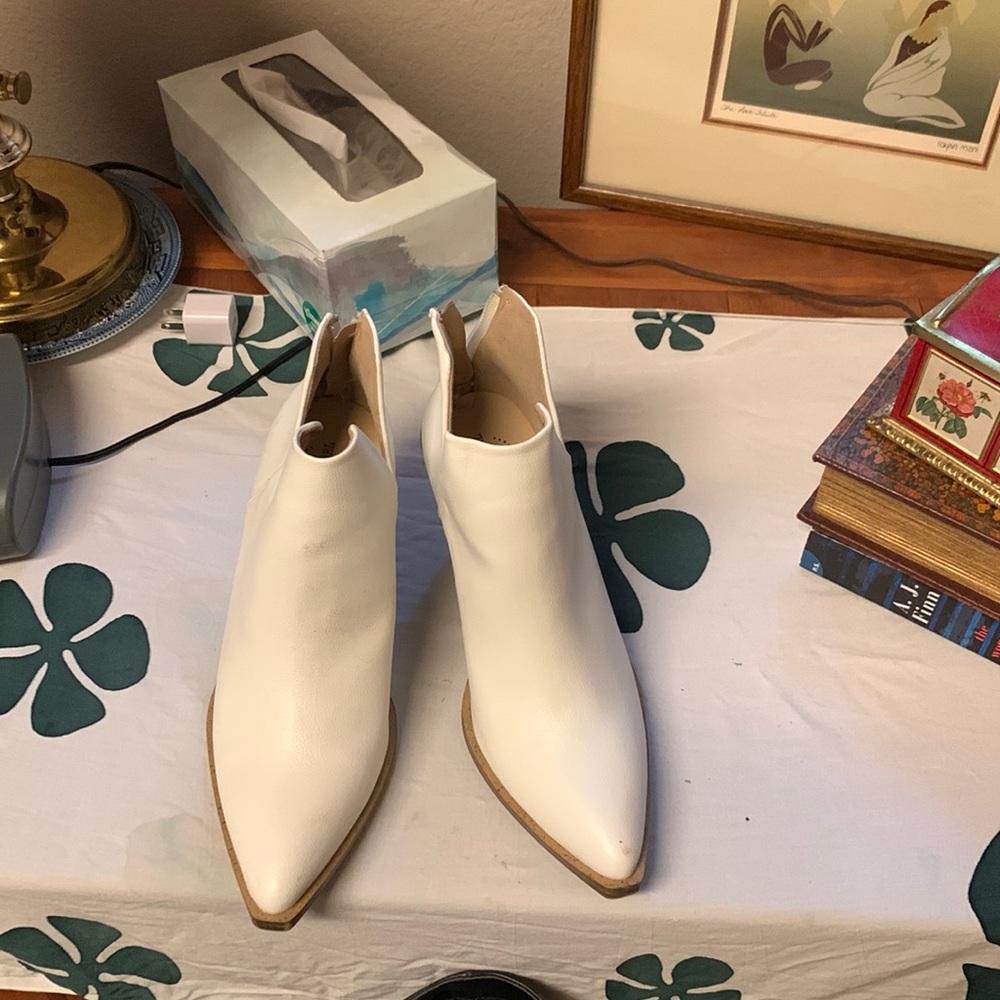 Arider Girl white booties size 7.5